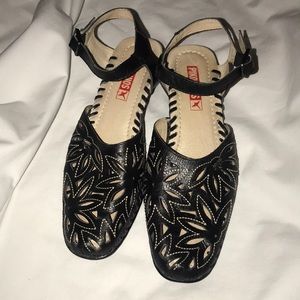 Pikolinos women size 36 Black cut out leather shoe